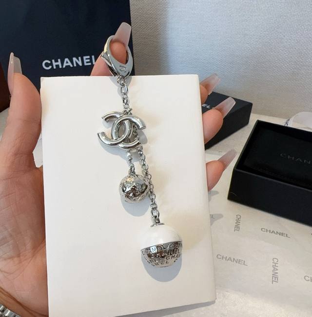 Chanel香奈儿地球仪钥匙扣挂件 ~包包挂饰车钥匙挂件 DDD 精巧经典菱格纹搭配双C标志，奢华与趣味并存。随身挂包 钥匙，解锁好运与财气！ DDD #香奈儿
