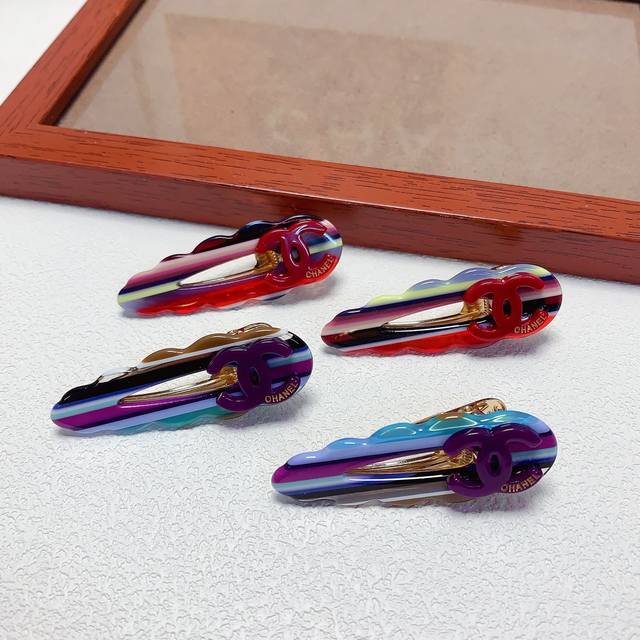 Chanel小香 DDD Chanel发夹 DDD 醋酸压夹边夹日常精致小单品 气质百搭小仙女必入单品 宝藏款 闭眼入推荐款 一对 DDD