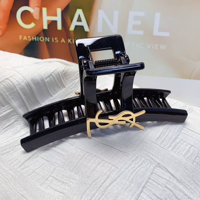 Ysl圣罗兰 DDD 杨树林发夹 DDD 醋酸钛钢Logo抓夹气质百搭日常精致小单品 小仙女必入单品 宝藏款 闭眼入推荐款 单个 配发箍盒 DDD