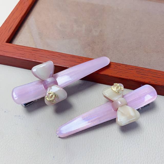 Chanel小香 DDD Chanel发夹 DDD 醋酸蝴蝶结压夹边夹日常精致小单品 气质百搭小仙女必入单品 宝藏款 闭眼入推荐款 一对 DDD