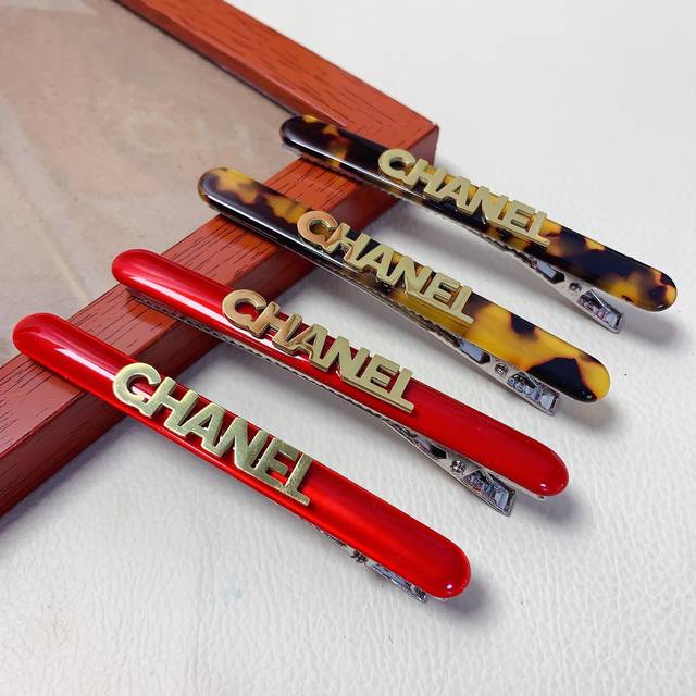 Chanel小香 DDD Chanel发夹 DDD 醋酸钛钢Logo压夹边夹日常精致小单品 气质百搭小仙女必入单品 宝藏款 闭眼入推荐款 一对 DDD