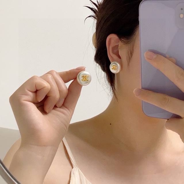 DDD 小香 Chanel 双C字母耳钉 925银针 代购级别 原版Logo字印 小香耳环 非常漂亮 专柜一致黄铜材质上耳非常好看百搭时尚休闲一年四季均可佩戴