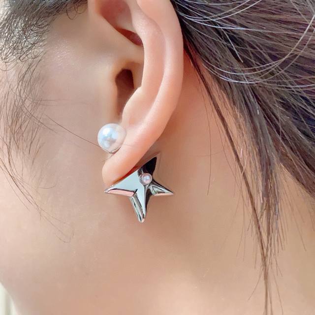 DDD 迪奥Dior 经典款众多女神同款五角星珍珠耳钉可以两种佩戴方法简约又大方 经典的Cd耳环 彰显着特立独行的都市风尚，方寸之间，尽显别致与矜贵。原版黄铜9