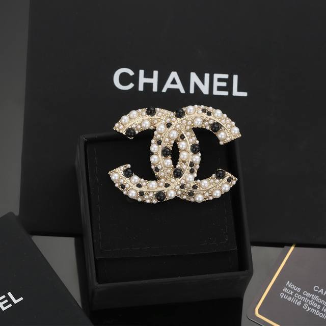 小香 Chanel 火爆 胸针 最高代购级别 最具味道的满钻胸针Brooch 实物赞爆了 随便你想别哪里 别外套，西装，鞋子，领口，帽子 你能想象得到 它都能给