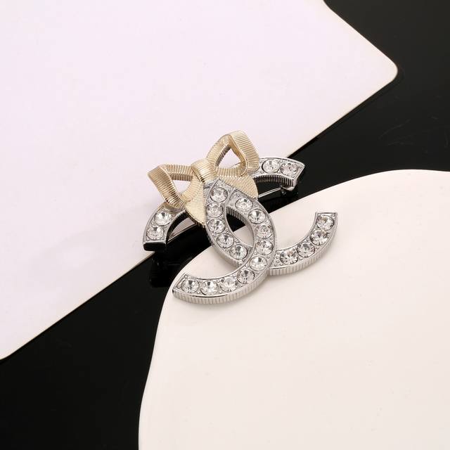 小香胸针热销款火爆上新 DDD 同步专柜独家高端品质实拍图代购级别做工精致细腻重工版本超级仙女唯美的一款做工超级细心无漏洞媲美Zp买到就是赚到胸针 DDD