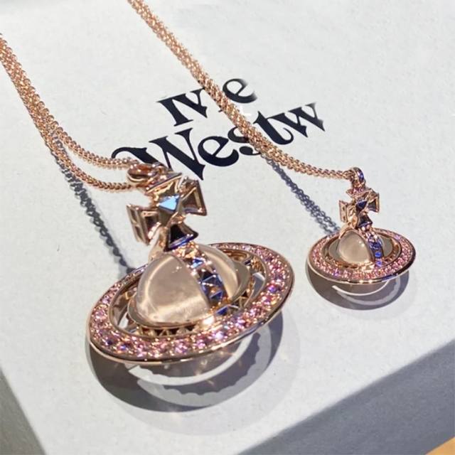 大号毛衣链西太后 Viviennewestwood 什么是快乐星球，来，这就是快乐星球！重磅推荐，闭眼入准没错！纯粹王冠球是经典的象征，闪耀土星环勾勒未来波光流