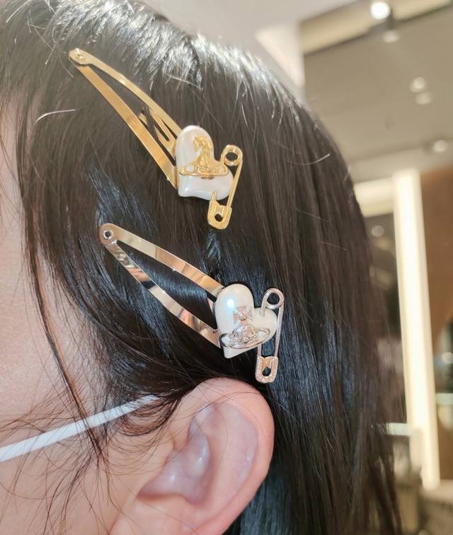 单个 发夹 西太后 Viviennewestwood 什么是快乐星球，来，这就是快乐星球！重磅推荐，闭眼入准没错！纯粹王冠球是经典的象征，闪耀土星环勾勒未来波光