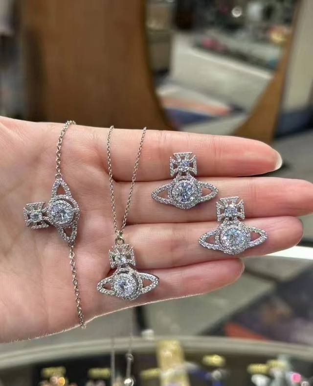 项链西太后 Viviennewestwood 什么是快乐星球，来，这就是快乐星球！重磅推荐，闭眼入准没错！纯粹王冠球是经典的象征，闪耀土星环勾勒未来波光流转间，