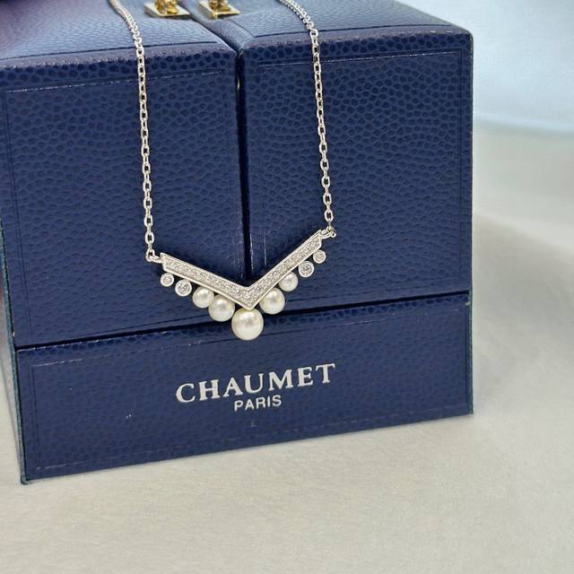 尚美 经典 V字 珍珠项链，与你相配，以我们的爱情镌刻定制独一无二，高端定制微镶工艺 愿得一人心，白首不相离。最适合追求个性化的爱侣寻找你的爱情见证。项链 DD