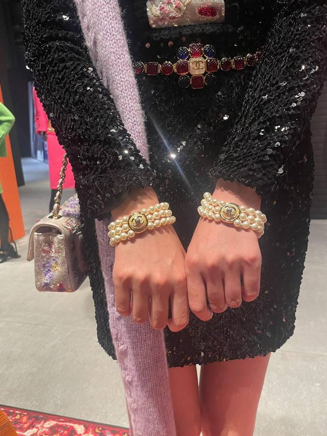 编号Xsl0033 DDD Ch Nel 纽扣双C珍珠手链 24A高级手工坊系列，炸裂漂亮，美到窒息，不买真心对不起自己，我怒吼怒吼你们一定要入的一款项链，这种