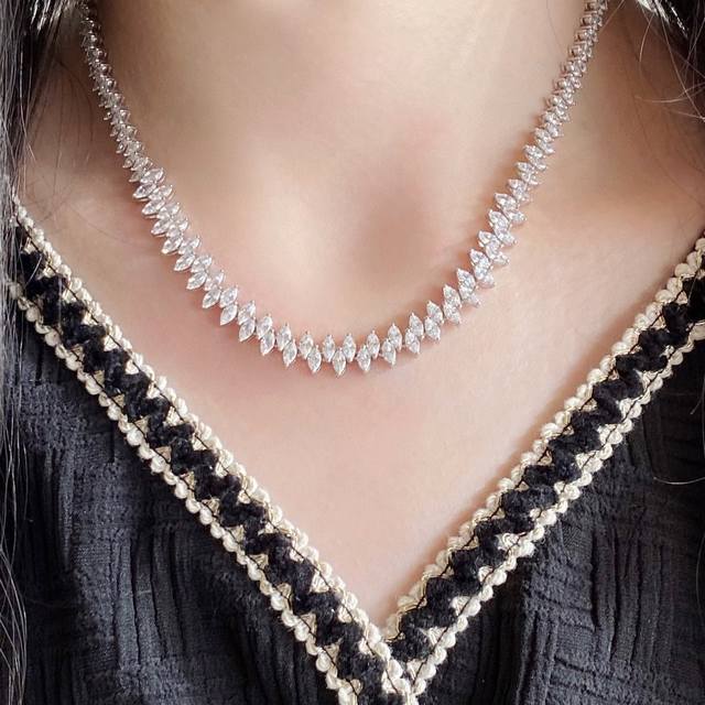 此款调价彩宝：进口定制 不退不换925实价2140750 此款为全手镶钻。奢华马眼石项链，高贵不落俗的一款项链，简单到极致，又从中生出别样的美感。马眼钻的形状太