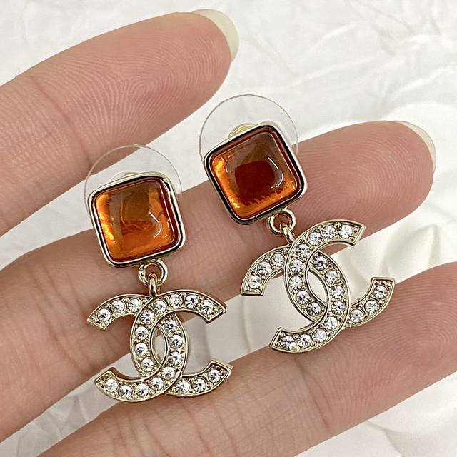 编码E2661 0247825 DDD 香奈儿耳钉热销爆上新 DDD Chan 24 方块宝石满钻双C耳钉 DDD 琥珀橙色宝石搭配满钻金色双C，很有Vinta