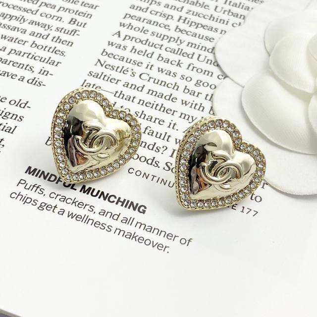 编码E2585 0247820 DDD 香奈儿耳钉热销爆上新 DDD Chan 24 光面水钻爱心耳钉 DDD 经典元素爱心简约设计，既不张扬又很有时髦高级感很