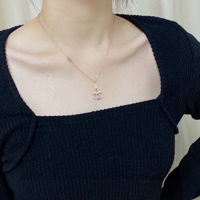 DDD 香奈儿Chanel最新款精钢玫瑰金14K精钢保色镶钻细项链超个性，百搭款特别特别赞，整体细节非常令人惊喜，设计感十足，不仅带出个人自信及品味，款式典雅而