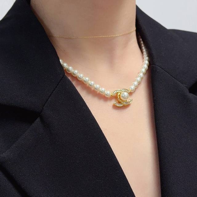 DDD 香奈儿Chanel最新款白珍珠项链超个性百搭款特别特别赞，整体细节非常令人惊喜，设计感十足，不仅带出个人自信及品味，款式典雅而时尚，突显法式高雅气息，加