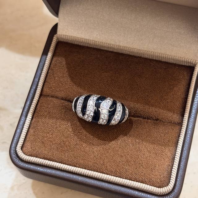 A6650 独立设计师 新款 新款 黑色珐琅 斑马 波浪纹 满钻 戒指 通体S925纯银材质 老外订单 Made In Japan 看图看品质与细节 绝对媲美真