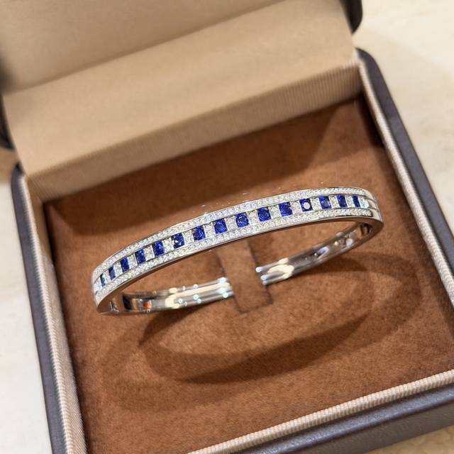 A7249 独立设计师新款 小红书爆款 蓝宝石 三排钻 间隔钻手镯 叠戴超级美 各大网红明星同款 栩栩如生，高端定制通体925纯银Bling Bling 雍容的