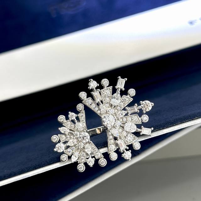 A3397 超级惊艳格拉夫 异形钻 扇形 开口戒指 大牌 顶级 轻奢美物！ 高端定制顶级 微镶工艺 钻石犹如四射的阳光 洋溢着开心温暖的气息 明星网红爆款 S9