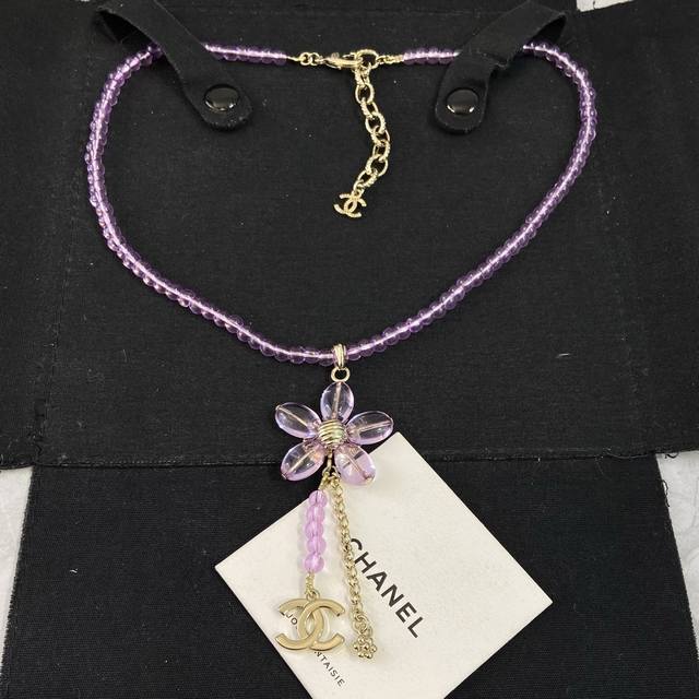 Xx0544 DDD 香奈儿粉色水晶花朵流苏项链 DDD 香奈儿这款粉色水晶花朵项链，采用透明粉色水晶珠链，搭配金属花朵吊坠，花瓣是粉色水晶，中心有金属螺旋装饰