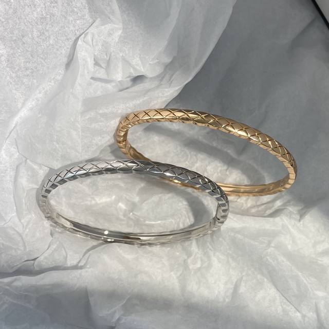 Xs894 DDD Coco菱格光面手镯 V金1咪金顶级版 DDD 金属质感总是跟时尚挂钩，大气别致的设计，精巧的工艺，又区别于廉价金属感饰品，妥妥的高端珠宝品