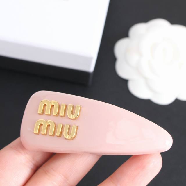 高品质 只做Zp开发 巨巨巨好看 全部都是手工制作 粉色面是亮皮材质 质感也是满满的 DDD 优质黄铜 特别制定粉色亮皮代购级别手工 刻标全齐发夹宽约8Cm 高