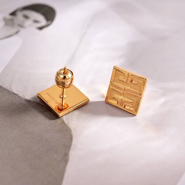 Givenchy纪梵希耳钉。最爱Infinity的符号添上了些许大气优雅质感。设计配合无极限符号，有种飞向星际的感觉。 DDD