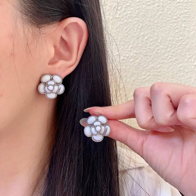 香奈儿山茶花字母双C耳钉 DDD