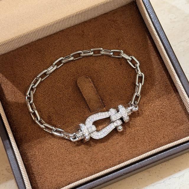 A5491 火爆新款 弗雷德 双排钻 马蹄扣 大号满钻手链 高级感 真心好看 高端925纯银镶嵌 佩戴在手腕上更加的养眼夺目，给人文艺而又小清新的美感。其链坠取
