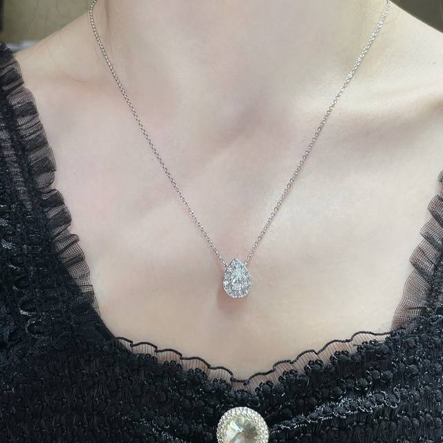 此款调价9255140280 全手镶钻，进口锆石。格拉夫水滴形项链，实物超闪，女神的选择，水滴型享有“爱神的眼泪”美誉，优美的弧线，修长饱满的线条，更好的整体修
