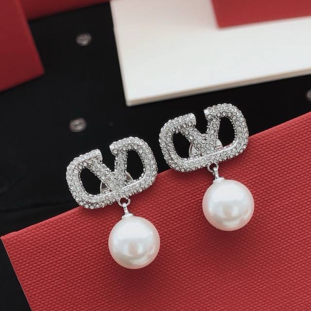 编号Ved0111 DDD 华伦天奴耳钉V字银色镶钻吊珍珠 DDD