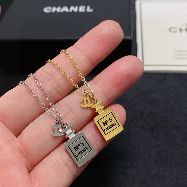 DDD 香奈儿Chanel双C字母香水瓶自由伸缩调节最新款时尚细项链14K精钢保色超个性，百搭款特别特别赞，整体细节非常令人惊喜，设计感十足，不仅带出个人自信及