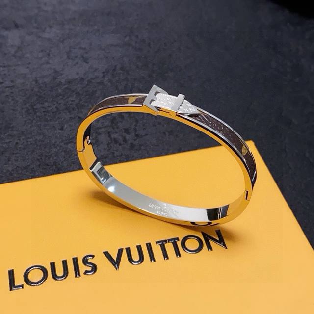 DDD 新品 原单货 Lv中性款皮带扣头手镯Louis Vuitton 路易威登 专柜一致材质 火爆款出货 设计独特 复古前卫。手镯14K精工保色版 从上市以来