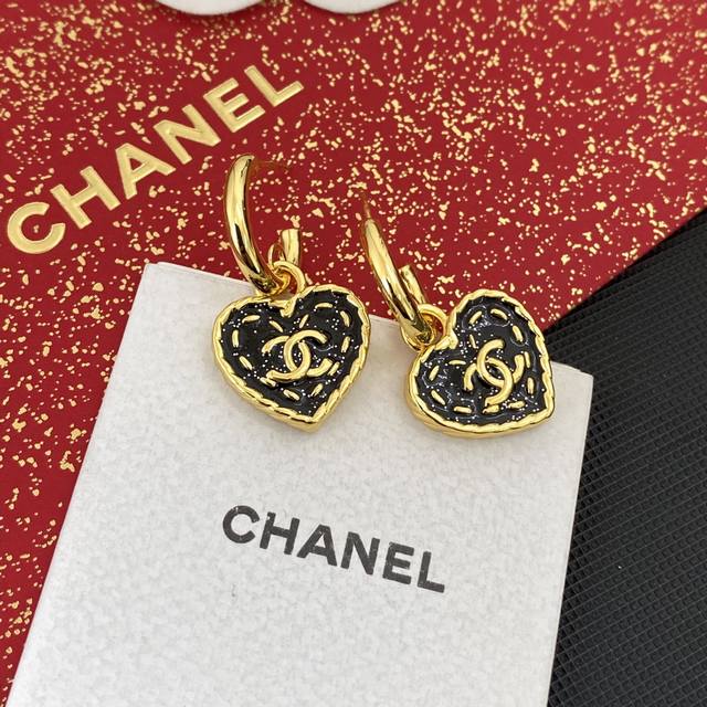 小香26P黑白牛仔爱心耳环 26春夏最新款超爆牛仔爱心系列老规矩先买先得闭眼冲太爱啦超级断货王！巨巨巨难买！真心不买对不起自己坠入爱河！精雕字母爱心精准击中我心