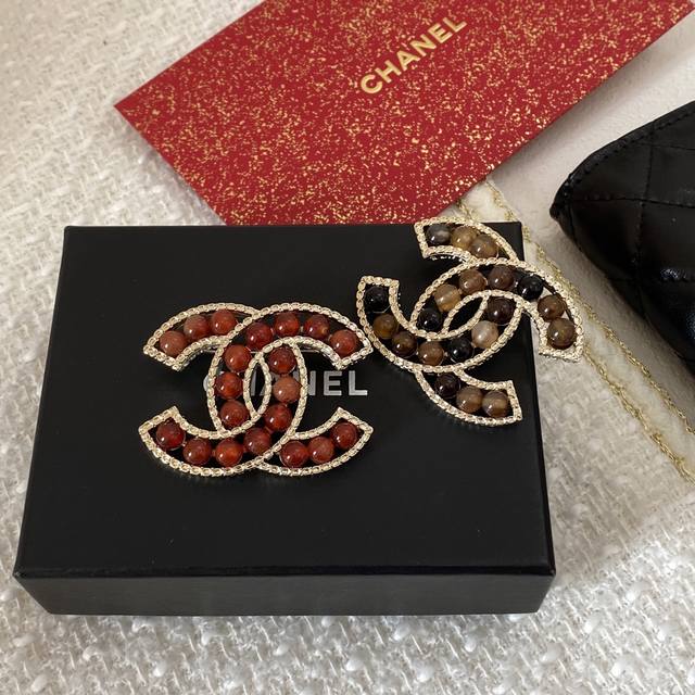 Chanel小香 玛瑙茶晶字母胸针专柜最新款同步上新香奈儿最新款胸针 胸针，是最懂女人的饰物。那些倾注了全部心血去做自己的女人往往更珍惜胸针的意义。香奈儿女士把