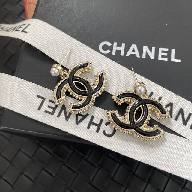 香奈儿耳钉热销款爆上新 一致Zpchan 26早春红玛瑙字母珍珠双C耳钉奶Fufu的红黑字母，明艳独特的工艺经典古老，显色高有质感更耐造。红黑色的光泽太美了，很