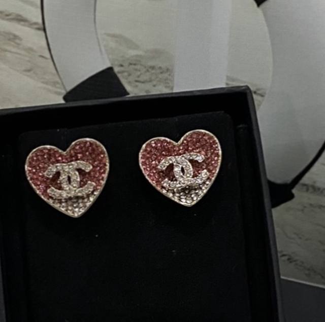 小香 26P渐变彩钻双面爱心耳环 一定要买，特别适合日常搭配，特别是上耳，精致又百搭非常重工，钻全部都是订制回来施华洛世奇钻，亚克力的爱心形状非常的难拿捏，足足
