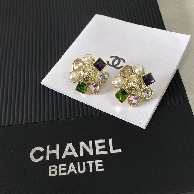 香奈儿不规则彩钻字母耳钉热销爆上新Chan 26 彩钻宝石几何圆耳钉彩色宝石珍珠搭配金色，很复古宫廷风高饱和色系发光异形水钻，美的太高调了！色彩与氛围以湖畔光影