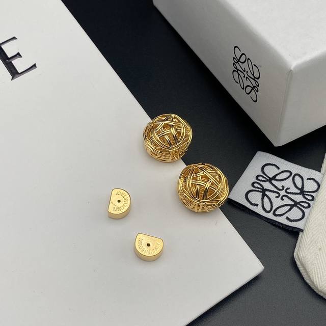 新款 罗意威Loewe金线球耳钉 第一眼看到立马就喜欢上了 L0Ewe 罗意威 Anagram缠丝立体吊耳环以及一个带有Loewe雕花菱形扣的圈形搭扣，精致耐看