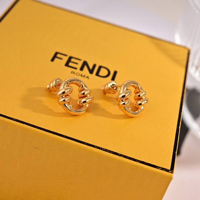 Fendi 芬迪 Logo耳环 高端定制 爆款新款 简单大方 华丽登场 ，很难见到如此熟悉 素雅的耳钉，精致 非常适合日常搭配，宝宝们，这个绝对值得入 DDD