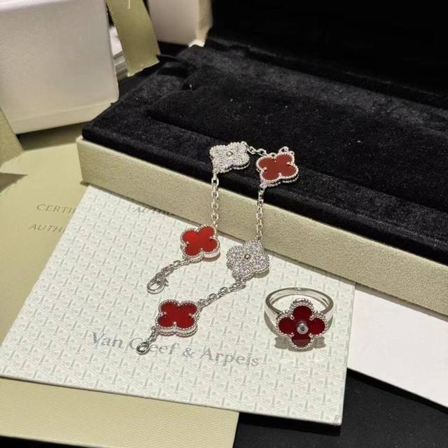 V金材质Vca白金色红玉髓间钻五花手链 DDD