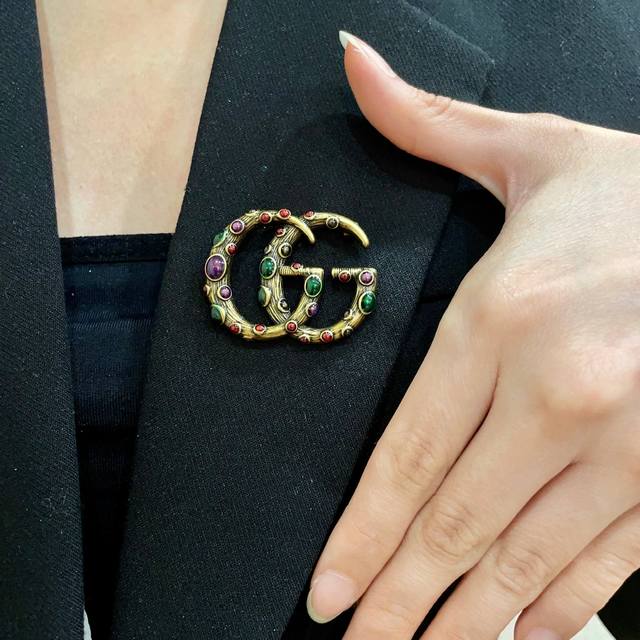 古驰Gucci专柜新款同步上新胸针，是最懂女人的饰物。那些倾注了全部心血去做自己的女人，往往更珍惜胸针的意义。古驰女士把胸针别在帽子上，并告诉那些模仿她的时髦女