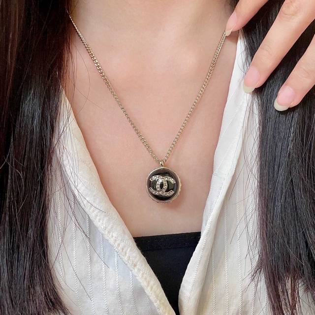 Chanel香奈儿 中古 字母项链小香家的款式真心无需多介绍每一款都超好看，精致大方，非常显气质 DDD
