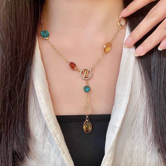 Louisvuitton以 经典花纹图案设计 双花 款设计方式吊坠Lv品牌标志设计，经典标志理念、演绎典雅也流行项链．时尚潮流百搭款．非常抢眼显白、专柜同款 黄