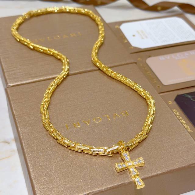 宝格丽项链V金材质。Bvlgari宝格丽 Divas‘ Dream 系列 品相完美，细节无敌，那种独特的色泽完全无可挑剔，再缀以经典指环外形设计，简约之余却又优