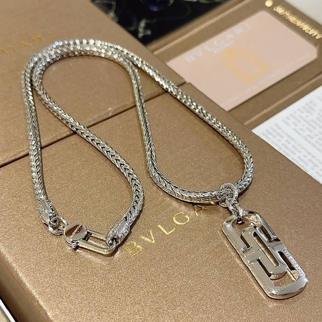 宝格丽项链V金材质 。Bvlgari宝格丽 Divas‘ Dream 系列 品相完美，细节无敌，那种独特的色泽完全无可挑剔，再缀以经典指环外形设计，简约之余却又