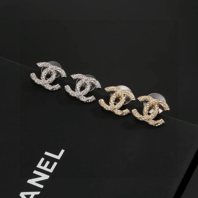 Chanel 小香 火爆单品 耳钉 最经典款 没有之一 气质 耳钉 耳环 上耳超美腻 怎么看怎么美 原版一致材质 纯银针 一致不够卖的款 人见人爱 耳钉 DDD
