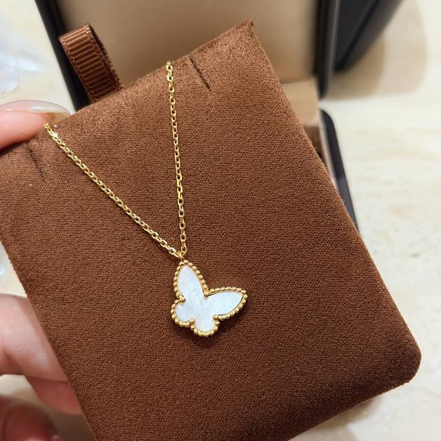 A7235 梵家 经典款 蓝白贝母 蝴蝶 项链 最新色 高端 S925纯银精选纯天然白贝母打磨而成 每一颗都精挑细选 非常经典百搭款 永不过时 电镀厚金 黄金色