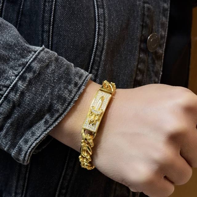 专柜品质Chrome Hearts克罗心黄金色经典半花十字花满钻宝剑手链，凹凸造型不同的花纹设计风格 呈现出与众不同 十字架 童军花是克罗心的志 所以更经久不衰