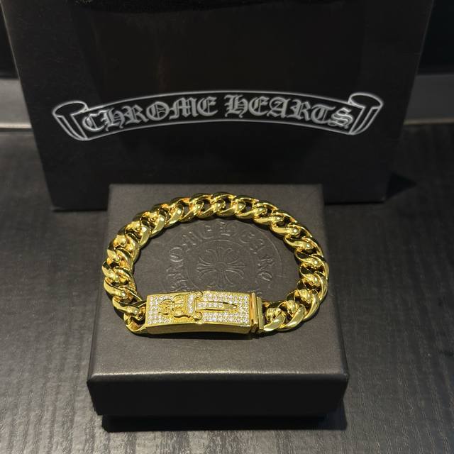 专柜品质Chrome Hearts克罗心黄金色经典光面满钻宝剑手链，凹凸造型不同的花纹设计风格 呈现出与众不同 十字架 童军花是克罗心的志 所以更经久不衰 正品