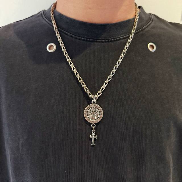 新款 专柜品质 Chrome Hearts克罗心 十字架项链 圣母宝剑十字架吊坠 凹凸造型不同的花纹设计风格 呈现出与众不同 十字架 童军花是克罗心的志 所以更